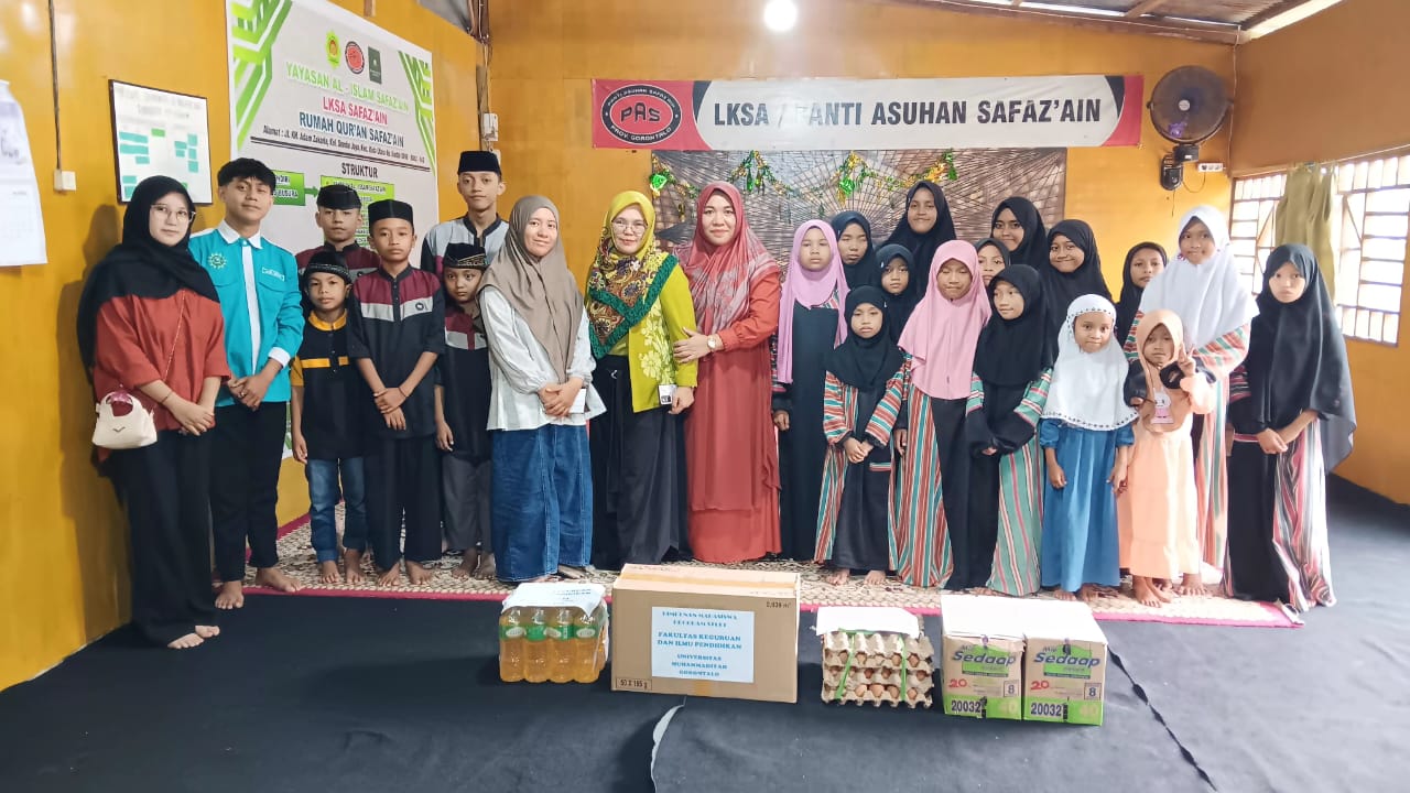 Pemberian Bingkisan dari HMPS FKIP UMGO